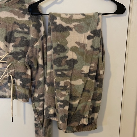 Cute camouflage 2 piece jogger with laced up top - Picture 3 of 3